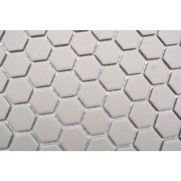 Mosaikfliese Hexagon Uni CU HX017 - 26 x 30 cm, Hellgrau, Matt - Nahaufnahme von sechseckigen Wandfliesen in einem hellen Farbton, die ein elegantes und modernes Muster für Innenräume schaffen.
