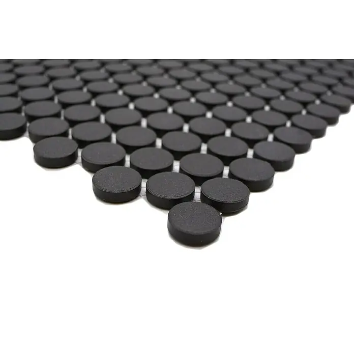 Mosaikfliese Knopf Uni CU K289 - 31,5 x 29,4 cm, Schwarz, Matt - Nahaufnahme von schwarzen Aktivkohletabletten, die in einem regelmäßigen Muster auf einer weißen Oberfläche angeordnet sind und ihre Textur betonen.