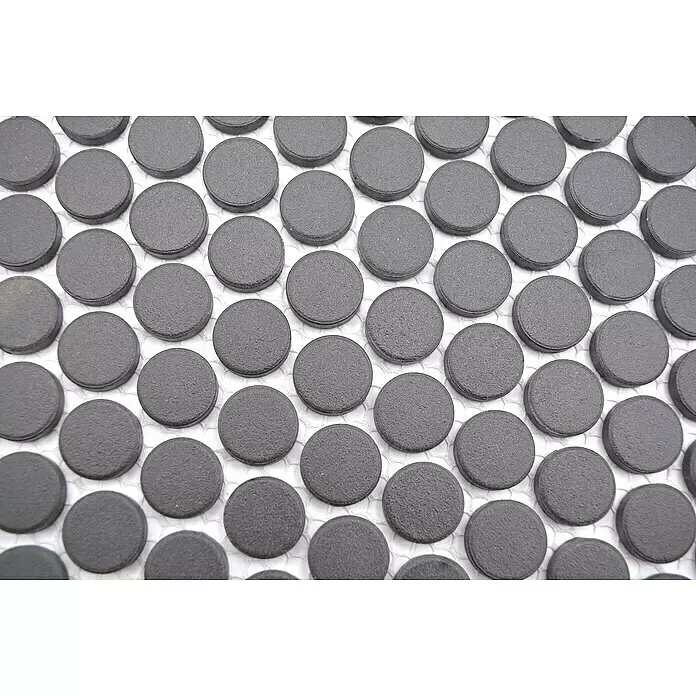 Mosaikfliese Knopf Uni CU K289 - 31,5 x 29,4 cm, Schwarz, Matt - Nahaufnahme zahlreicher dunkelgrauer, runder Mosaikfliesen mit strukturierter Oberfläche, im Raster angeordnet.