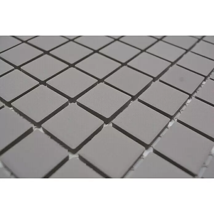 Mosaikfliese Quadrat Uni CU 000 - 32,6 x 30 cm, Hellgrau, Matt - Matte graue quadratische Mosaikfliesen mit abgerundeten Kanten, in einem Nahaufnahme-Rastermuster.