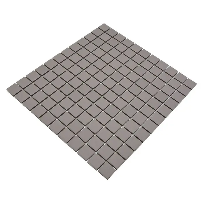 Mosaikfliese Quadrat Uni CU 000 - 32,6 x 30 cm, Hellgrau, Matt - Bild einer quadratischen Matte mit kleinen grauen Mosaikfliesen auf schwarzem Hintergrund. Ideal für Küchen- oder Badezimmerböden.