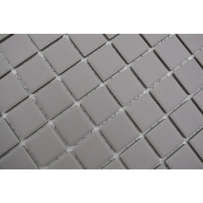 Mosaikfliese Quadrat Uni CU 000 - 32,6 x 30 cm, Hellgrau, Matt - Nahaufnahme von grauen Mosaikfliesen, die ein geometrisches Muster bilden, ideal für moderne Wand- und Bodengestaltungen.