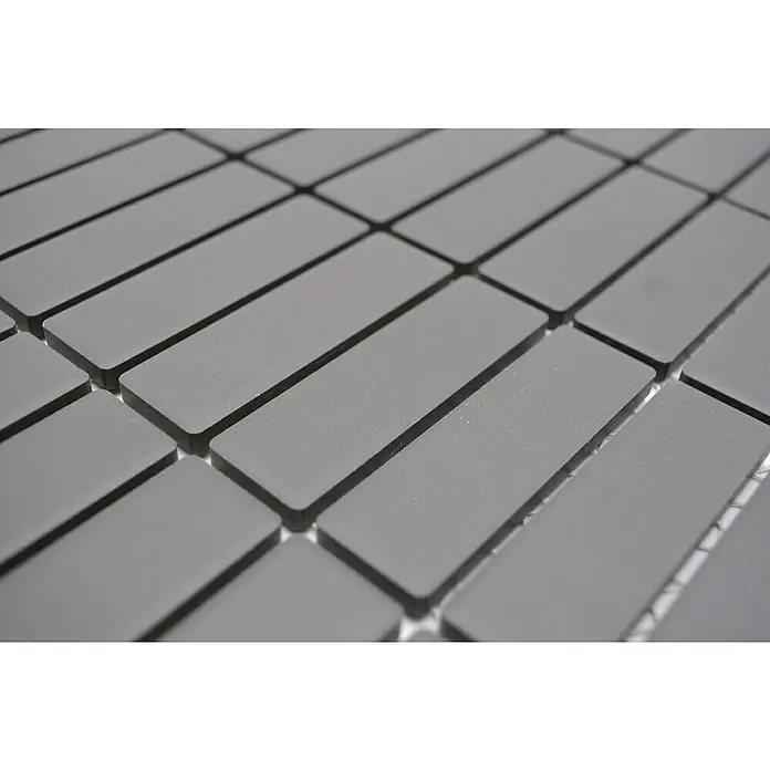 Mosaikfliese Stäbchen Uni CU ST 051 - 29,7 x 29 cm, Braun, Matt - Nahaufnahme von länglichen, grauen Mosaikfliesen, die ein modernes und minimalistisches Design für Badezimmer oder Küchenrückwände schaffen.