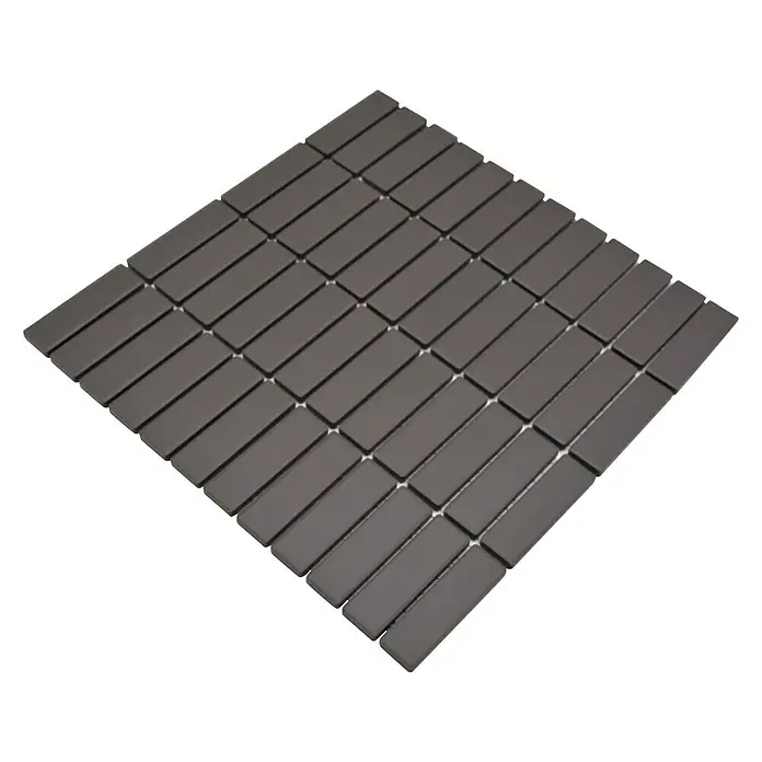 Mosaikfliese Stäbchen Uni CU ST 051 - 29,7 x 29 cm, Braun, Matt - Nahaufnahme eines Mosaiks aus rechteckigen, anthrazitfarbenen Fliesen, die ein modernes und stilvolles Designelement für Innenräume bieten.