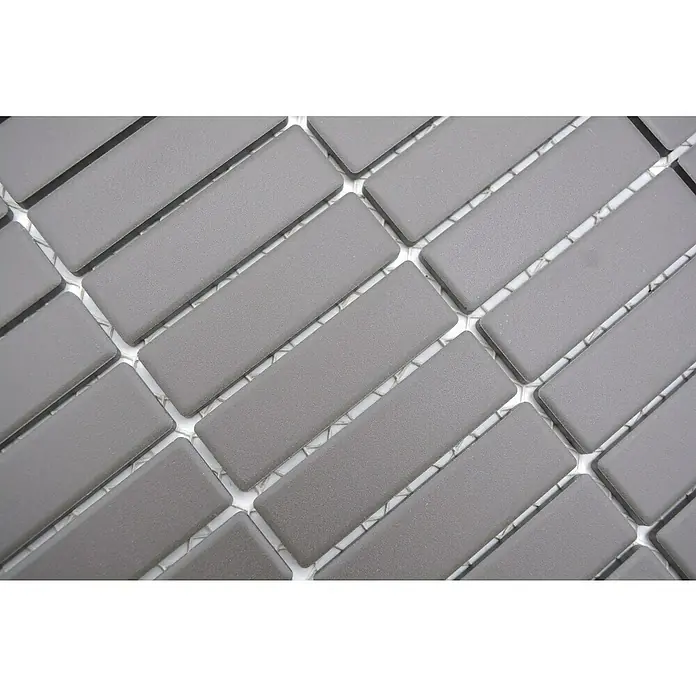 Mosaikfliese Stäbchen Uni CU ST 051 - 29,7 x 29 cm, Braun, Matt - Nahaufnahme von grauen, rechteckigen Mosaikfliesen. Ideal für moderne Badezimmer und Küchen, bietet eine stilvolle und robuste Oberfläche.