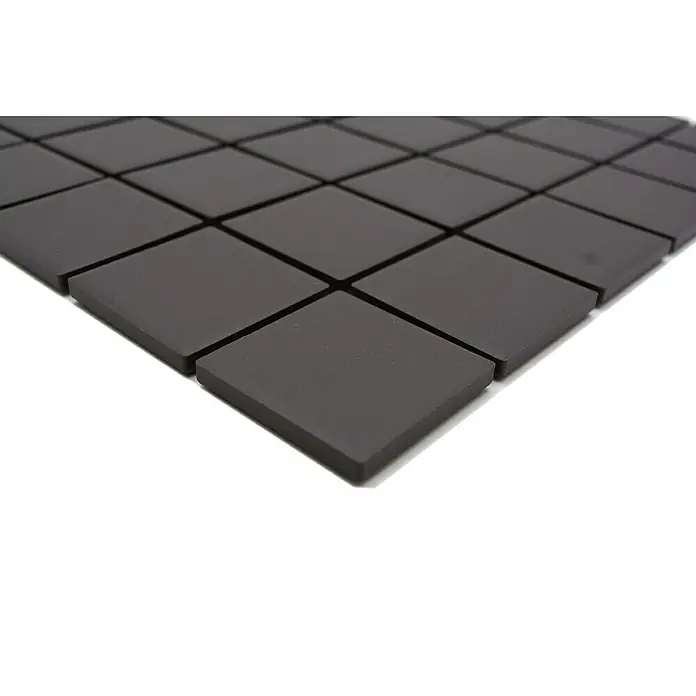 Mosaikfliese Quadrat Uni CU 253 - 29,8 x 29,8 cm, Braun, Matt - Nahaufnahme von mattschwarzen Mosaikfliesen, die ein modernes und elegantes Design für Innenräume zeigen. Perfekt für Bad und Küche.