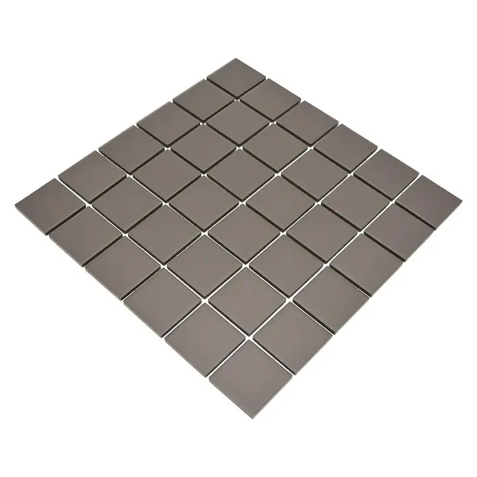 Mosaikfliese Quadrat Uni CU 253 - 29,8 x 29,8 cm, Braun, Matt - Quadratisches Mosaikfliesen-Array in Grau. Perfekt für stilvolle Akzente und individuelle Wand- und Bodendesigns im Innenbereich.