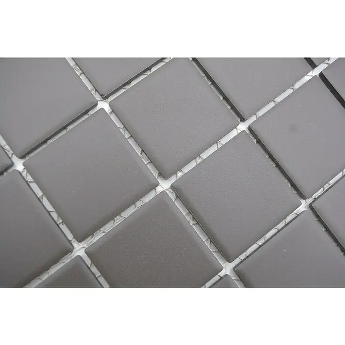 Mosaikfliese Quadrat Uni CU 253 - 29,8 x 29,8 cm, Braun, Matt - Nahaufnahme von grauen quadratischen Keramikmosaikfliesen auf einem weißen Netzträger. Perfekt für moderne Wand- und Bodendesigns.