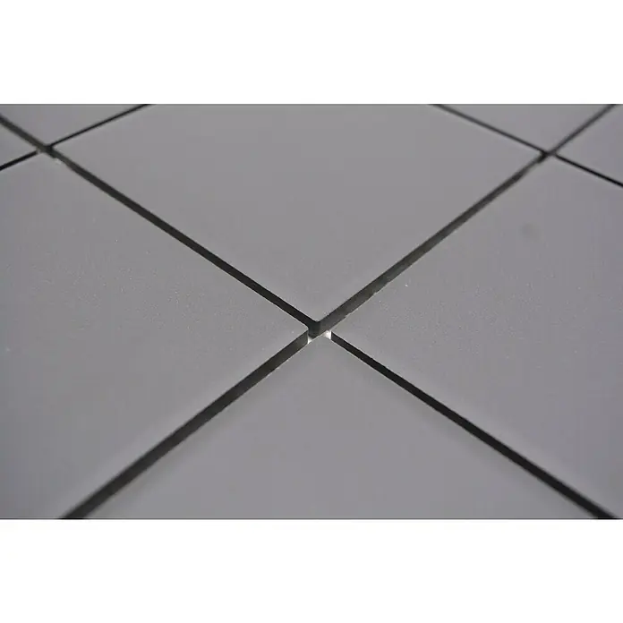 Mosaikfliese Quadrat Uni CU 922 - 29,8 x 29,8 cm, Schwarz, Matt - Nahaufnahme von grauen Bodenfliesen, die ein modernes und sauberes Design mit subtilen Fugenlinien zeigen.