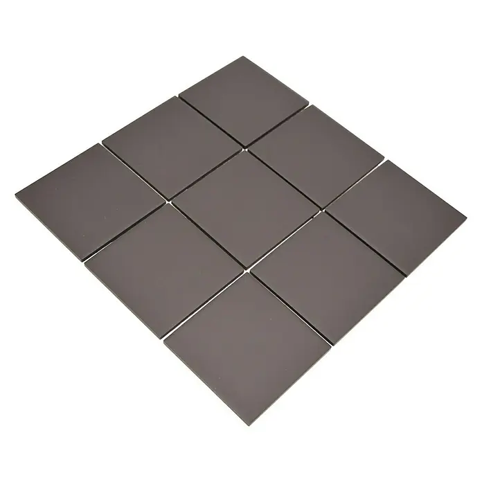 Mosaikfliese Quadrat Uni CU 922 - 29,8 x 29,8 cm, Schwarz, Matt - Nahaufnahme von neun quadratischen, dunkelgrauen Keramikfliesen, die in einem Rautenmuster auf einer schwarzen Oberfläche angeordnet sind.