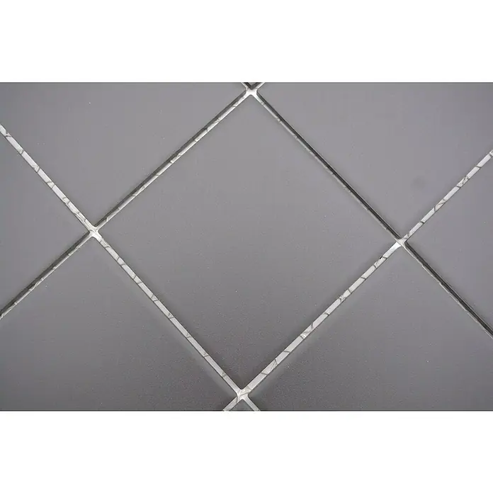 Mosaikfliese Quadrat Uni CU 922 - 29,8 x 29,8 cm, Schwarz, Matt - Nahaufnahme von grauen quadratischen Fliesen mit weißen Fugen, die ein geometrisches Muster bilden. Perfekt für moderne Innenraumgestaltung.