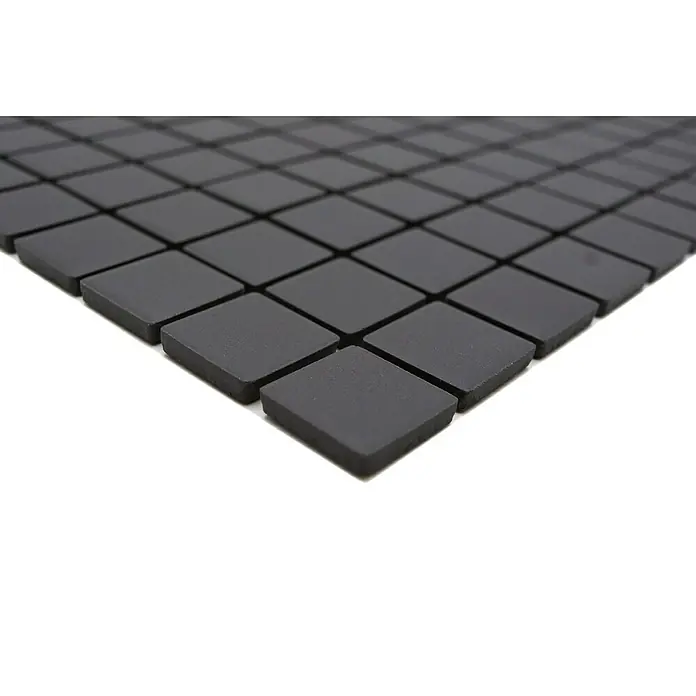 Mosaikfliese Quadrat Uni CU 020 - 32,6 x 30 cm, Schwarz, Matt - Nahaufnahme von schwarzen quadratischen Mosaikfliesen, die ein elegantes und modernes Design für Innenräume bieten. Die Fliesen sind auf einer Fläche angeordnet.