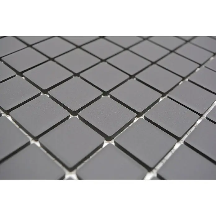 Mosaikfliese Quadrat Uni CU 020 - 32,6 x 30 cm, Schwarz, Matt - Nahaufnahme von grauen, quadratischen Mosaikfliesen. Diese eleganten Fliesen sind ideal für moderne Badezimmer und Küchen.