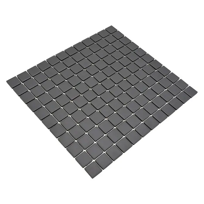 Mosaikfliese Quadrat Uni CU 020 - 32,6 x 30 cm, Schwarz, Matt - Nahaufnahme eines quadratischen Mosaiks mit glänzenden schwarzen Fliesen, ideal für moderne Badezimmer- und Küchendesigns.