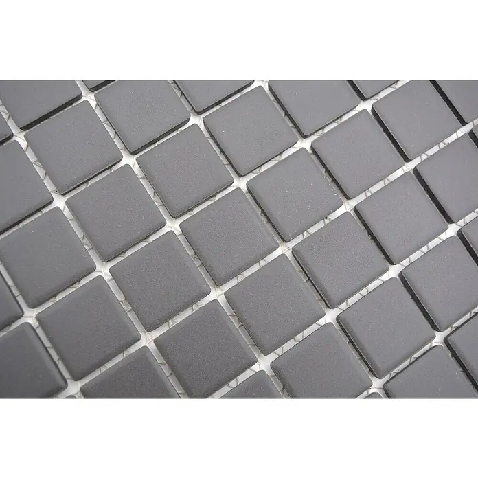Mosaikfliese Quadrat Uni CU 020 - 32,6 x 30 cm, Schwarz, Matt - Detailaufnahme einer grauen, quadratischen Mosaikfliese. Ideal für moderne Badezimmer und Küchen, die eine elegante und strukturierte Oberfläche suchen.