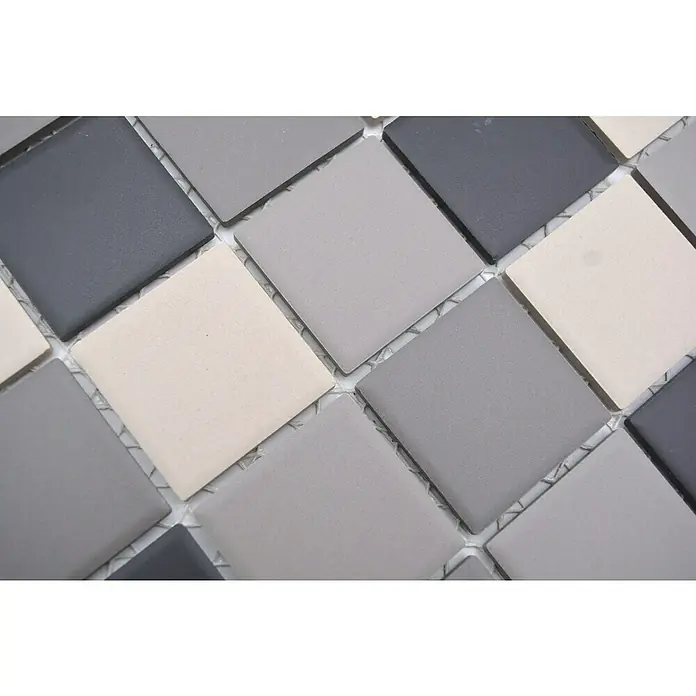 Mosaikfliese Quadrat Mix CU 213 - 29,8 x 29,8 cm, Braun/Beige, Matt - Nahaufnahme eines Mosaiks mit quadratischen Fliesen in Grau-, Schwarz- und Beigetönen, das eine elegante und moderne Oberfläche zeigt.