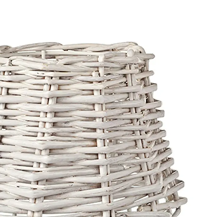 Home Sweet Home Lampenschirm Roseau - 20 cm, Weiß, Rattan, Oval - Nahaufnahme eines dekorativen, cremefarbenen Korbes mit einem unregelmäßigen Flechtmuster, ideal für die Aufbewahrung oder als Pflanzgefäß.