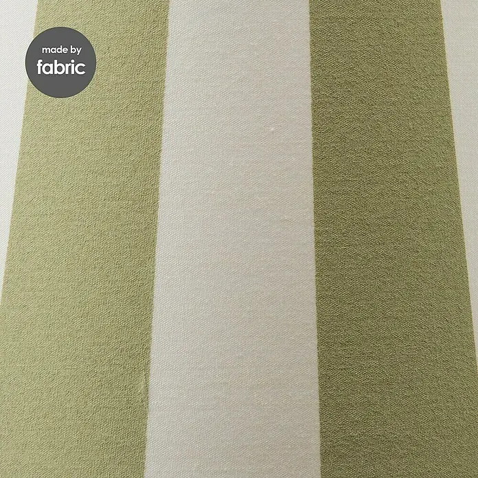 Home Sweet Home Lampenschirm Classic - Ø x H: 20 x 13 cm, Weiß/Grün, Stoff, Rund - Nahaufnahme eines gestreiften Stoffes in Grün- und Weißtönen, der eine weiche Textur und ein subtiles Muster aufweist. Ideal für Dekorationen.