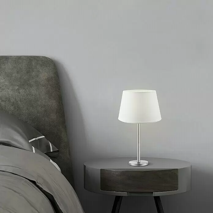 Home Sweet Home Lampenschirm Largo - Ø x H: 20 x 13 cm, Pure White, Stoff, Rund - Moderne Tischlampe mit weißem Schirm und Metallsockel auf einem Nachttisch im Schlafzimmer.