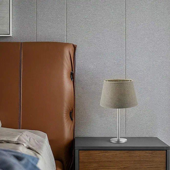 Home Sweet Home Lampenschirm Melrose - Ø x H: 20 x 13 cm, Hellgrau, Stoff, Rund - Eine stilvolle Nachttischlampe mit grauem Lampenschirm und silbernem Fuß, die eine moderne Note ins Schlafzimmer bringt.