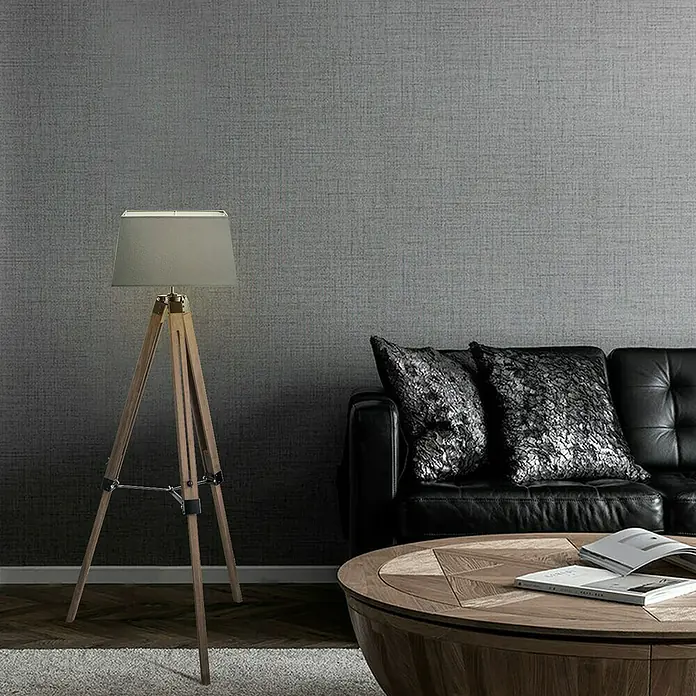Home Sweet Home Lampenschirm Largo - L x B x H: 19 x 35 x 19 cm, Castlerock, Stoff, Eckig - Einrichtungsgegenstände: Tripod-Stehlampe mit schwarzem Ledersofa und Holztisch im Wohnzimmer für ein gemütliches Ambiente.