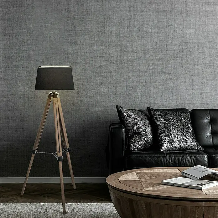 Home Sweet Home Lampenschirm Largo - L x B x H: 19 x 35 x 19 cm, Night Black, Stoff, Eckig - Elegante Stehlampe mit Holzstativ und schwarzem Lampenschirm. Sie steht neben einem Ledersofa und einem runden Holztisch.