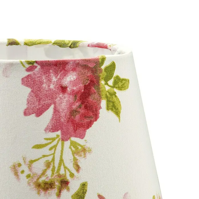 Home Sweet Home Lampenschirm Blumen - Ø x H: 20 x 13 cm, Creme, Bunt, Baumwolle, Rund - Nahaufnahme eines Lampenschirms mit einem floralen Rosenmuster auf weißem Stoff, der eine elegante und dekorative Beleuchtungslösung darstellt.