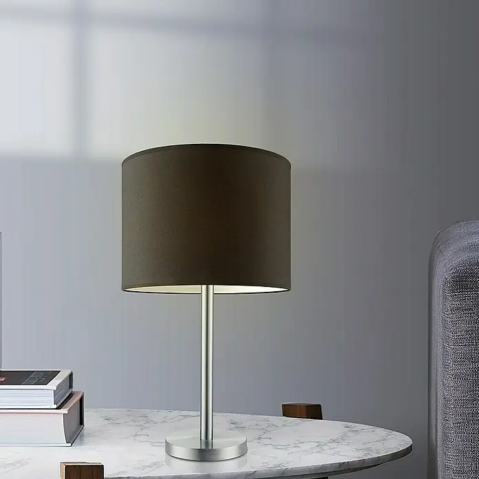 Home Sweet Home Lampenfuß Stick - 40 W, Farbe: Stahl matt, Höhe: 39 cm - Elegante Tischleuchte mit grauem Schirm und silbernem Fuß auf einem Marmortisch, die eine warme Atmosphäre erzeugt.