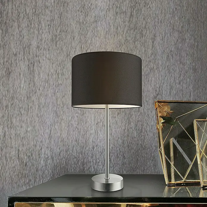 Home Sweet Home Lampenfuß Single - 40 W, Farbe: Stahl matt, Höhe: 37 cm - Elegante Tischleuchte mit schwarzem Lampenschirm und silbernem Fuß auf einem Tisch.