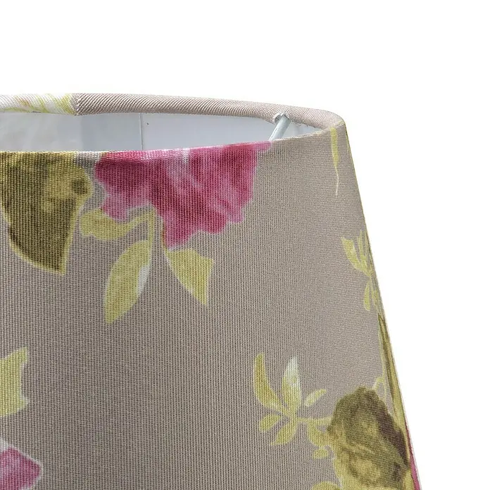 Home Sweet Home Lampenschirm Blumen - Ø x H: 20 x 13 cm, Grau, Bunt, Baumwolle, Rund - Detailaufnahme eines Lampenschirms mit floralem Muster in Rosa- und Grüntönen auf beigem Grund, der eine elegante Beleuchtungslösung darstellt.