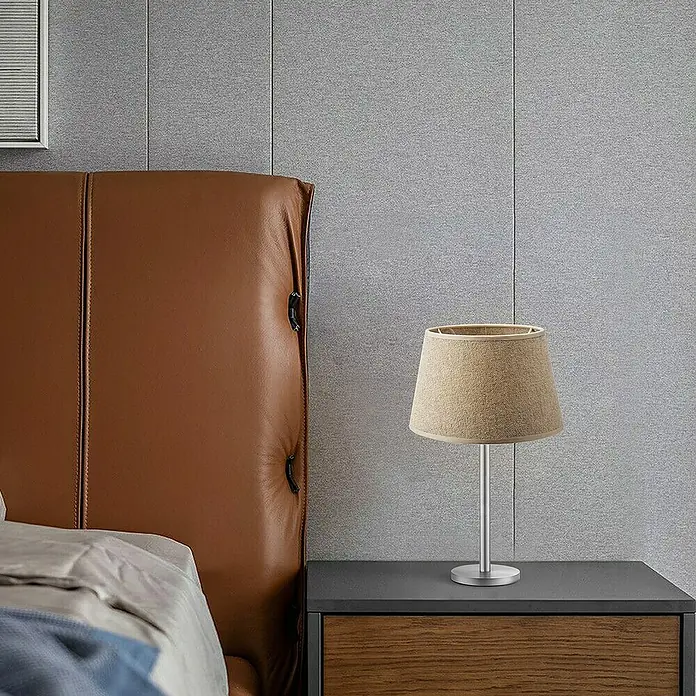 Home Sweet Home Lampenschirm Melrose - Ø x H: 20 x 13 cm, Taupe, Stoff, Rund - Nahaufnahme einer stilvollen Nachttischlampe mit beigem Lampenschirm und silbernem Sockel.