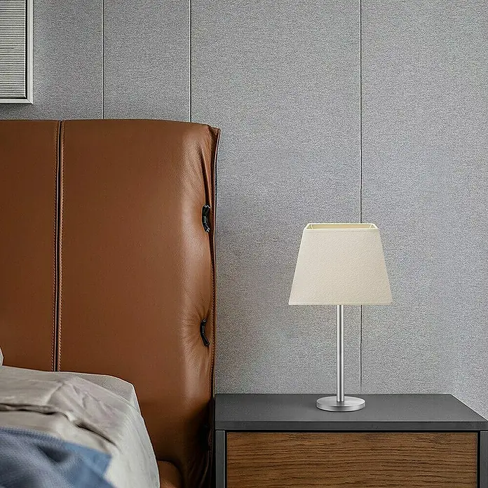 Home Sweet Home Lampenschirm Melrose - L x B x H: 20 x 20 x 14 cm, Warm White, Stoff, Eckig - Elegante Nachttischlampe mit beigem Lampenschirm und schlankem, silberfarbenem Fuß, die eine moderne und gemütliche Atmosphäre schafft.
