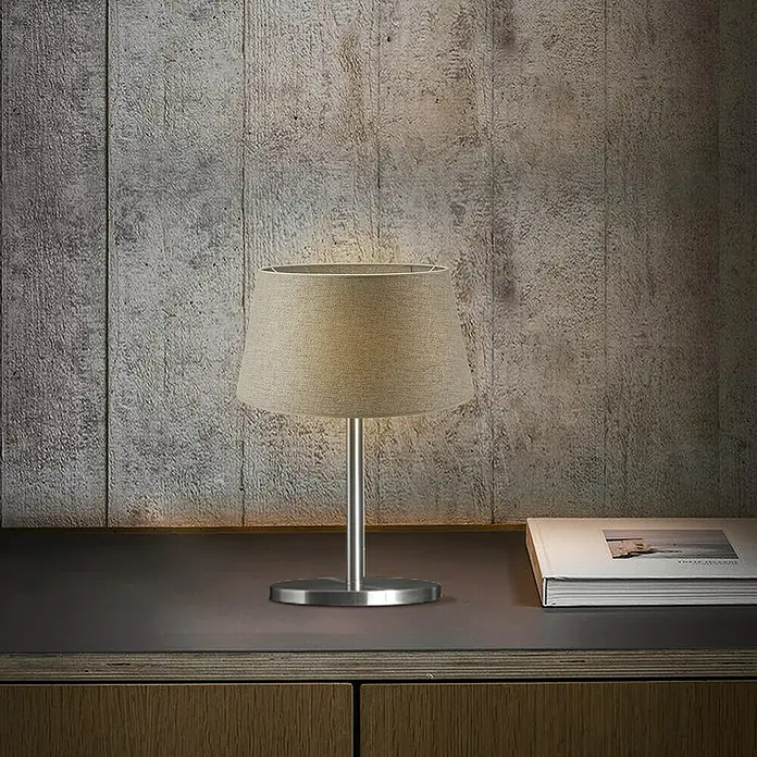 Home Sweet Home Lampenschirm Melrose - Ø x H: 35 x 19 cm, Hellgrau, Stoff, Rund - Nahaufnahme einer eleganten Tischlampe mit Stoffschirm und Metallfuß auf einem Nachttisch neben einem Buch.
