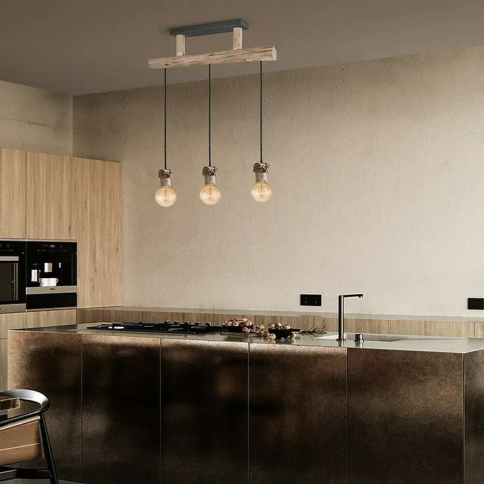 Home Sweet Home Pendelleuchte Furdy - Höhe: 131 cm - Eine rustikale Holzbalken-Hängeleuchte mit drei Glühbirnen hängt über einer Kücheninsel und sorgt für warmes Licht und einen Hauch von Landhausstil.