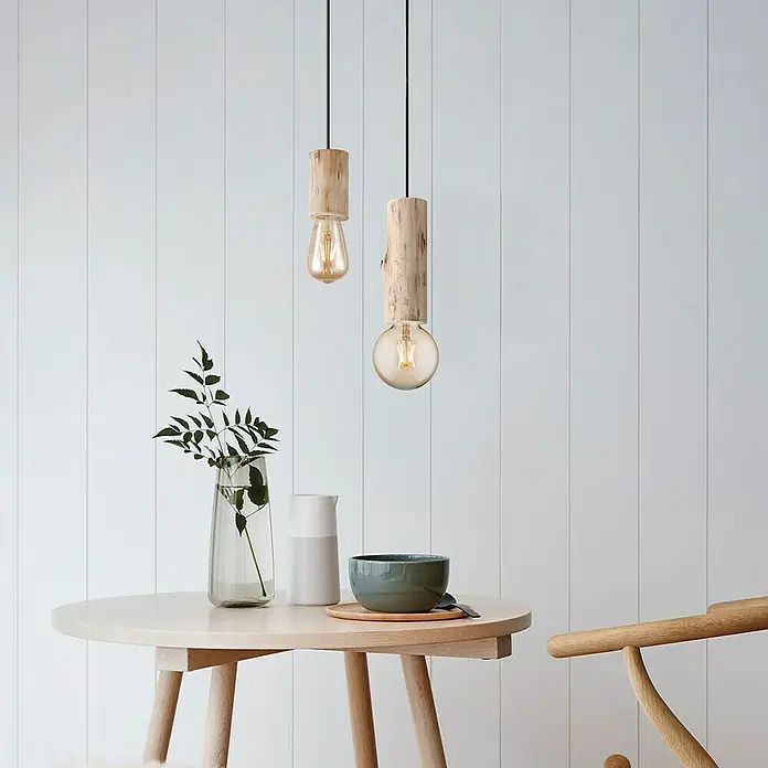 Home Sweet Home Pendelleuchte Billy - Höhe: 130 cm - Zwei Holzhängelampen über einem Holztisch mit Geschirr und Dekoration. Die Lampen sind aus Holz und haben unterschiedliche Glühbirnen.