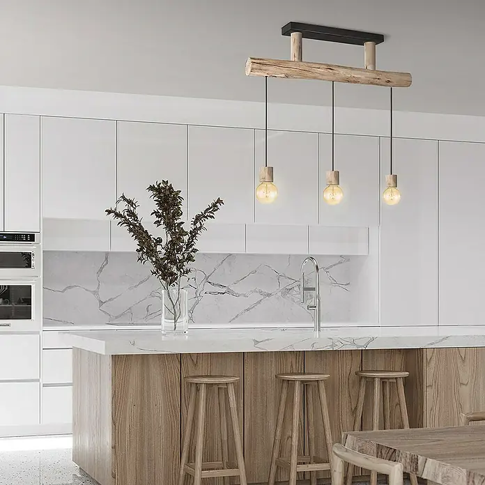Home Sweet Home Pendelleuchte Billy - Höhe: 127 cm - Ein rustikaler Kronleuchter aus Holz mit drei Edison-Glühbirnen, der über einer Kücheninsel in einem modernen, minimalistischen Raum hängt.