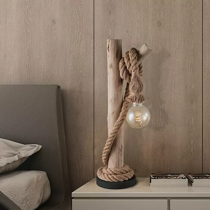Home Sweet Home Tischleuchte Maritime - 10 W, Beige - Rustikale Tischlampe aus Naturholz mit Seildetails und sichtbarer Vintage-Glühbirne, auf einem Nachttisch im Schlafzimmer.