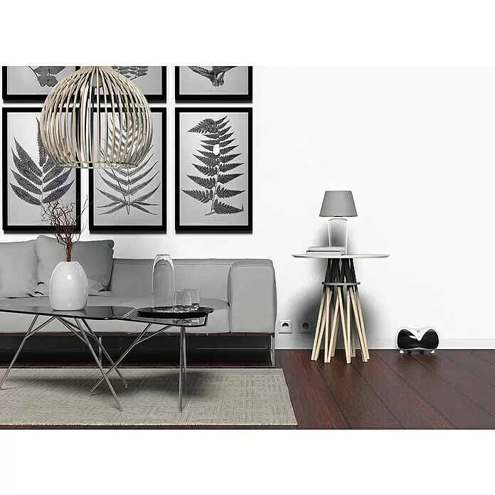Swissinno Ultraschall-Nagetiervertreiber - 3 W, Wirkungsbereich: 30 m² - Ein modernes Wohnzimmer mit hellgrauem Sofa, Glastisch und einzigartigem Holznebentisch mit Lampe. Botanische Farnbilder schmücken die Wand.