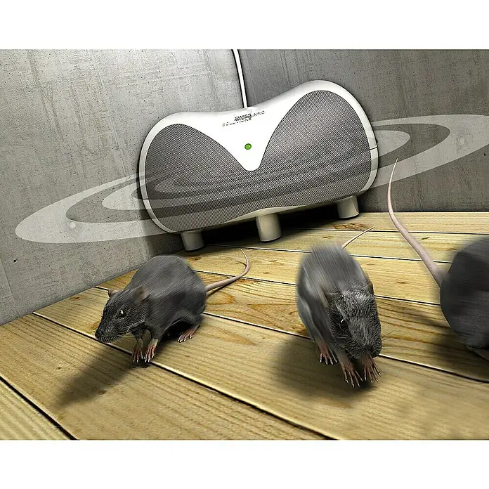 Swissinno Ultraschall-Nagetiervertreiber - 3 W, Wirkungsbereich: 30 m² - Das Bild zeigt einen Ultraschall-Schädlingsbekämpfer neben drei Mäusen auf einem Holzboden.