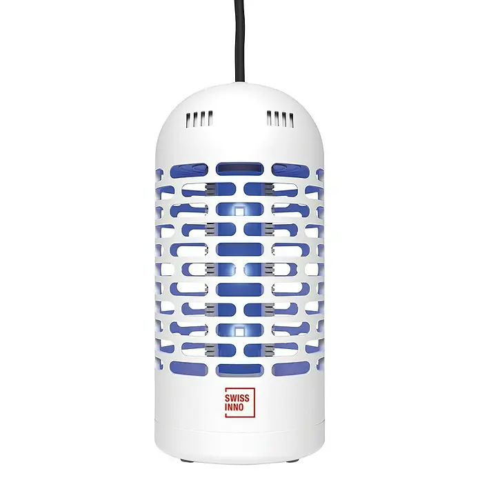 Swissinno Insektenvernichter LED Mini - 3 W, Wirkungsbereich: 20 m² - Eine Nahaufnahme eines Swiss Inno Insektenvernichters, der mit UV-Licht Insekten anlockt und vernichtet. Das Gerät ist weiß und zylinderförmig.