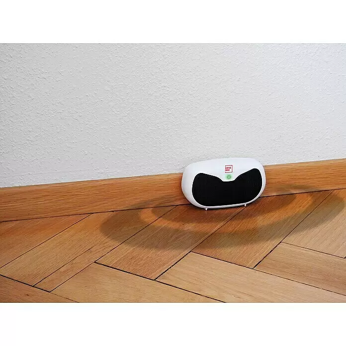 Swissinno Ultraschall-Nagetiervertreiber - Wirkungsbereich: 20 m², Weiß - Ein weiß-schwarzer Swiss Inno Schädlingsvertreiber mit grüner Leuchtanzeige steht auf einem Holzboden an einer Wand.