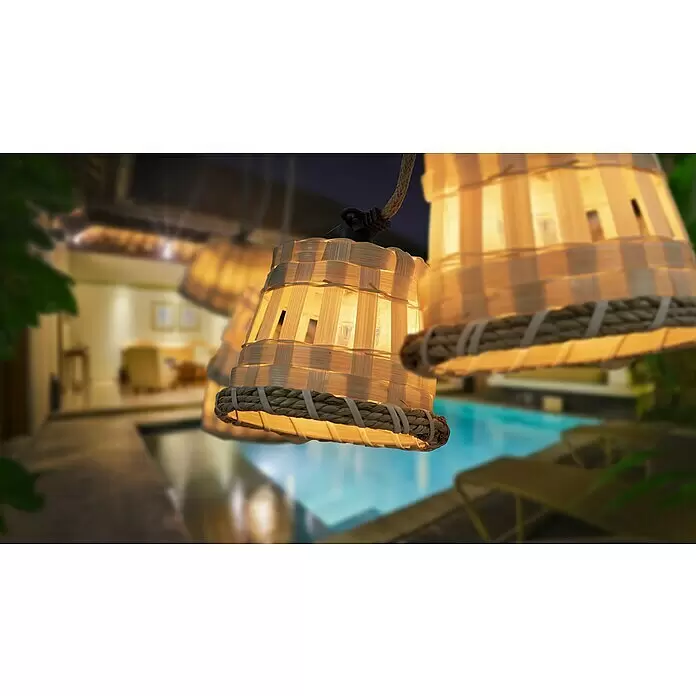 New Garden LED-Lichterkette Aurora - Außen, 8 m, Lichtfarbe: Neutralweiß - Geflochtene Bambus-Hängelampen mit Seilakzenten, die warm über einem Außenpool leuchten.