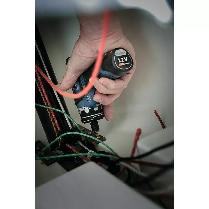 Bosch Professional Akku-Bohrschrauber GSR 12V-15 FC - 12 V, 2 Akkus, 2 Ah, 30 Nm, 11 -tlg. - Anwendungsbeispiel
