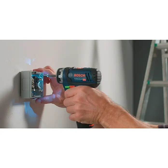 Bosch Professional Akku-Bohrschrauber GSR 12V-15 FC - 12 V, 2 Akkus, 2 Ah, 30 Nm, 11 -tlg. - Nahaufnahme eines Handwerkers, der eine Bosch Professional GSR 12V-15 FC Bohrmaschine verwendet, um eine Steckdose an einer Wand zu befestigen.