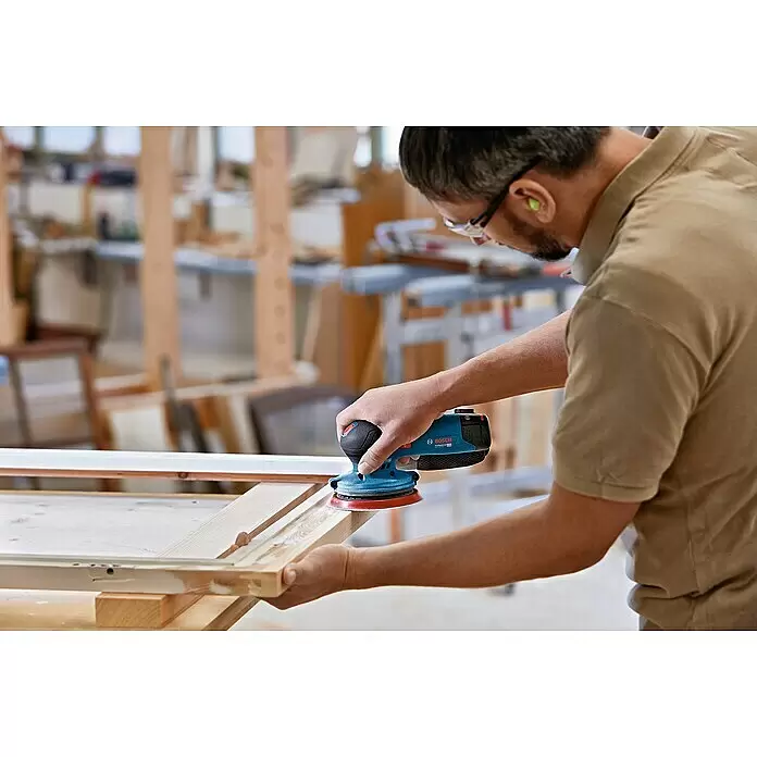 Bosch Professional Akku-Exzenterschleifer GEX 12V-125 Solo - 12 V, Ohne Akku, Durchmesser Schleifteller: 125 mm - Anwendungsbeispiel
