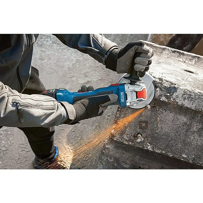 Bosch Professional AMPShare 18V Akku-Winkelschleifer GWX 18V-7 - Ohne Akku, Durchmesser Scheibe: 125 mm - Ein Bediener, der eine kabellose Bosch-Flex mit Funkenflug benutzt, während er an einem Betonstück arbeitet.