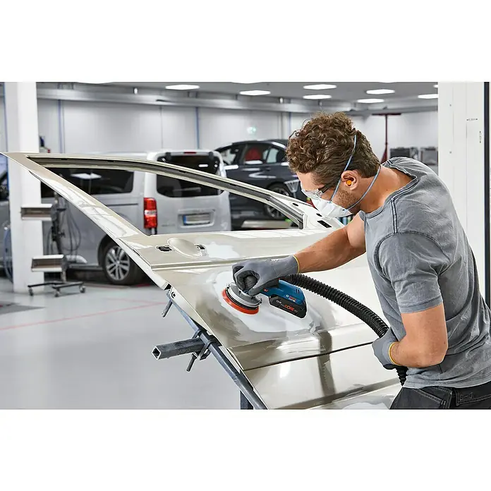 Bosch Professional AMPShare 18V Akku-Exzenterschleifer GEX 18V-125 - 18 V, Ohne Akku, Durchmesser Schleifteller: 125 mm, Kunststoffkoffer - Mann schleift Autotür mit Bosch Exzenterschleifer. Der Bosch Professional Exzenterschleifer ist ideal für präzises Schleifen.