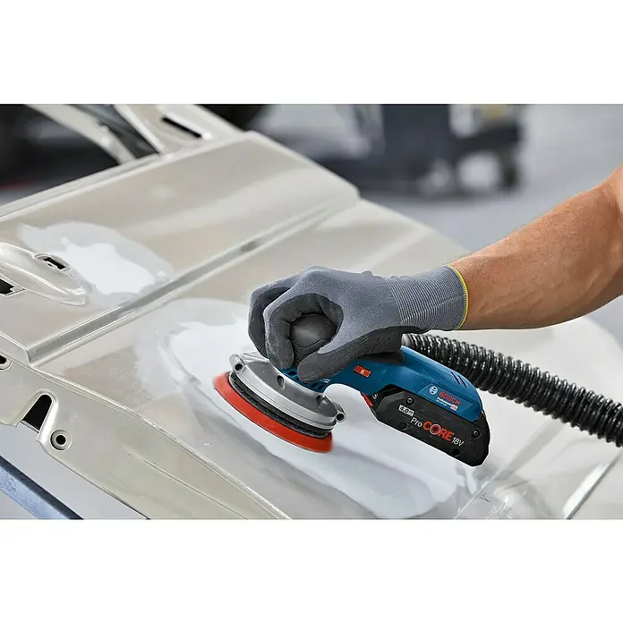 Bosch Professional AMPShare 18V Akku-Exzenterschleifer GEX 18V-125 - 18 V, Ohne Akku, Durchmesser Schleifteller: 125 mm, Kunststoffkoffer - Der Bosch GEX 12V-125 Akku-Exzenterschleifer in Aktion, ideal zum Schleifen von Oberflächen mit Komfort und Präzision.