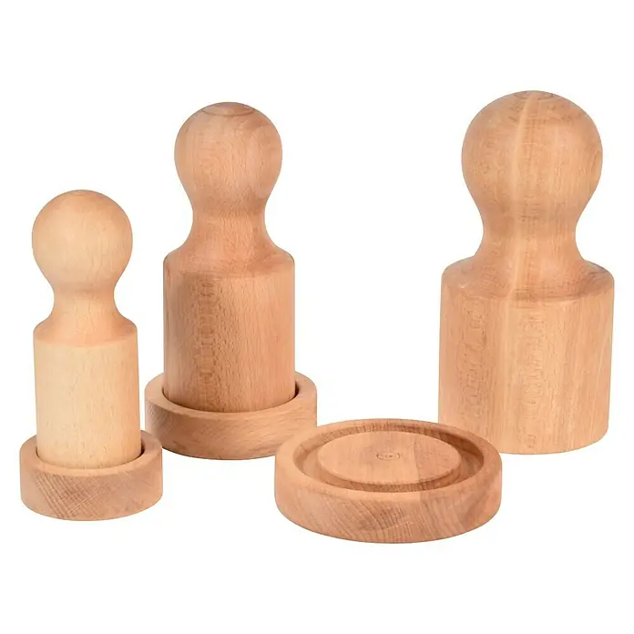 Dobar Papiertopfpressen-Set - 3 -tlg. - Holzknete-Stempel-Set in verschiedenen Größen. Das Set enthält drei Stempel und einen runden Stempelkissenhalter.