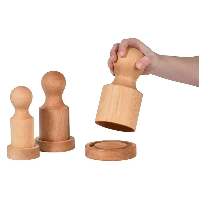 Dobar Papiertopfpressen-Set - 3 -tlg. - Drei Holzstempel unterschiedlicher Größe, einer davon wird von einer Hand gehalten, ideal für kreative Projekte.